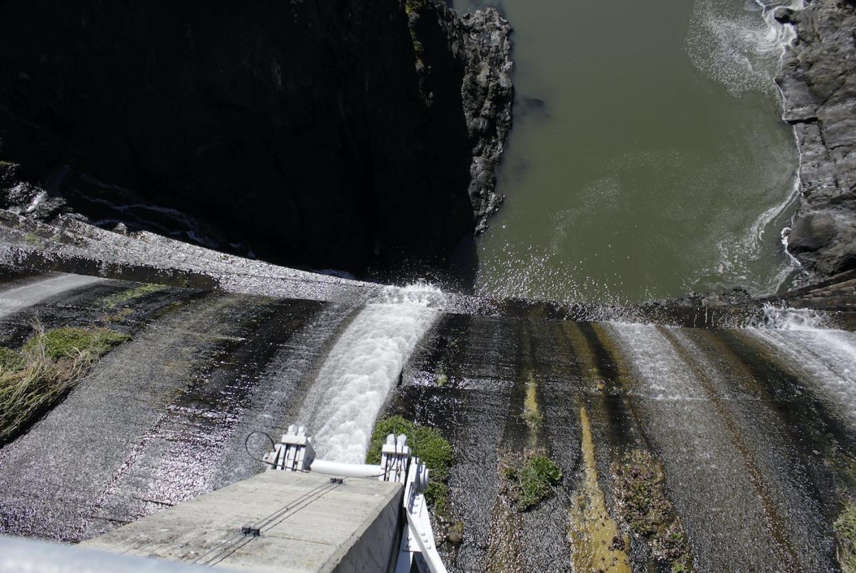 Water spills over the Copco 1 Dam on the Klamath River near Hornbrook, Calif. <a href="https://newsroom.ap.org/detail/DemolishingtheDams/2bf34b6d43764403a7f7dff2d117b3bd/photo" rel="nofollow noopener" target="_blank" data-ylk="slk:AP Photo/Gillian Flaccus;elm:context_link;itc:0;sec:content-canvas" class="link ">AP Photo/Gillian Flaccus</a>