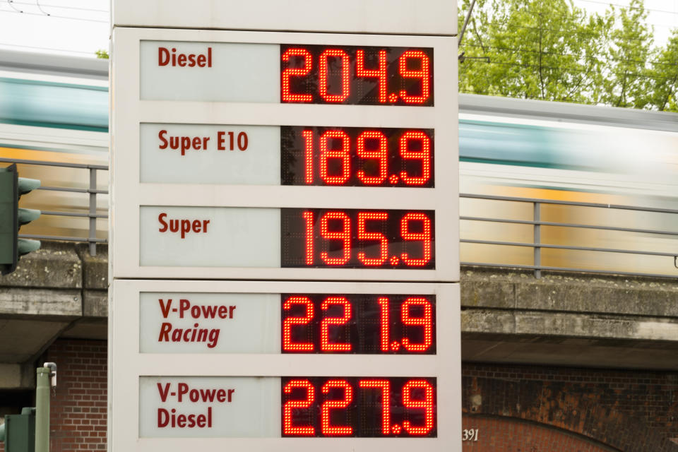 Un tren de transporte público pasa tras un cartel con precios de combustible en euros en una gasolinera de Berlín, Alemania, el domingo 19 de junio de 2022.. (AP Foto/Markus Schreiber)