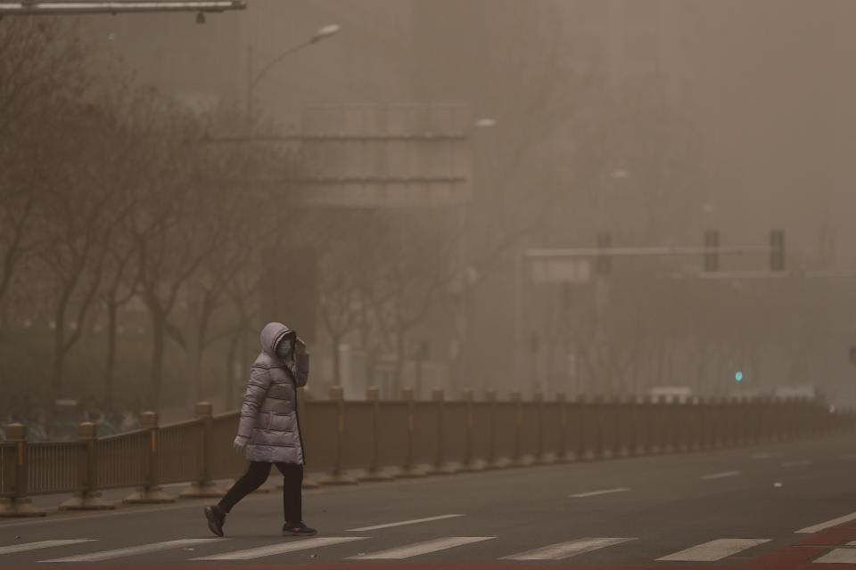 <p>La capitale cinese si è svegliata in una inquietante nebbia giallastra. E' il risultato dello smog e della più grande tempesta di sabbia - arrivata dalla Mongolia - che ha investito la metropoli in quasi un decennio. (AP Photo/Andy Wong)</p> 