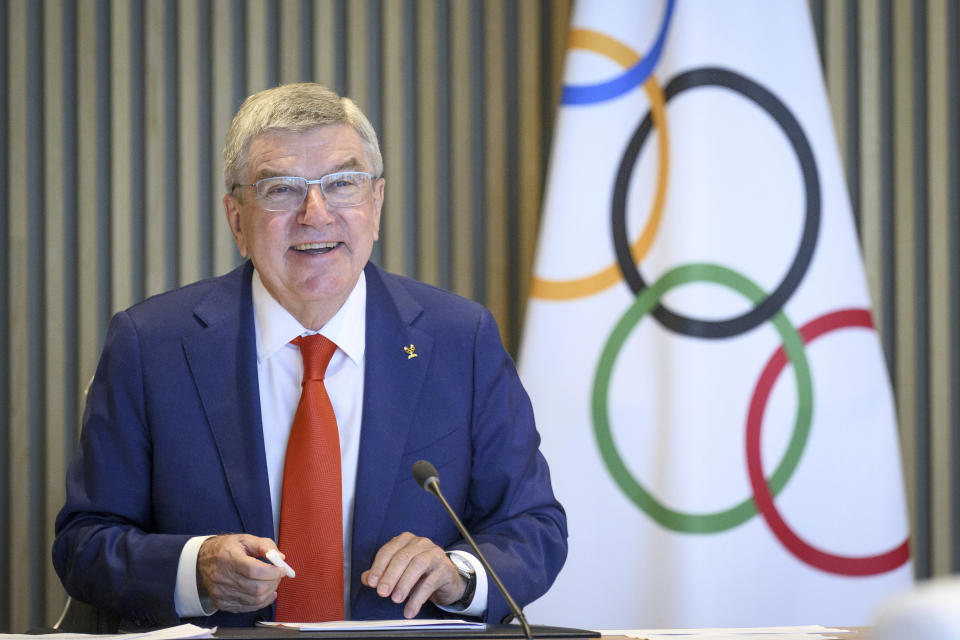 El presidente del Comité Olímpico Internacional (COI), Thomas Bach, habla en la apertura de la reunión de la junta directiva del COI en la Casa Olímpica, en Lausana, Suiza, el martes 20 de junio de 2023.(Laurent Gillieron/Keystone via AP)