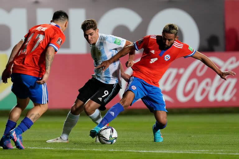 Mauricio Isla, lateral de Independiente, ante Julián Álvarez, delantero argentino, en un partido de las eliminatorias del Mundial, en enero de 2022