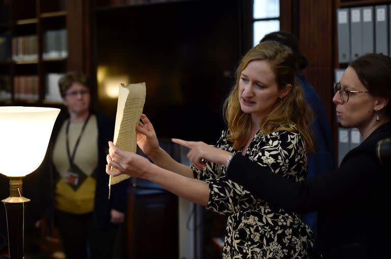 La investigadora del Instituto Nacional Francés para la Investigación en Ciencias de la Computación (INRIA) Cecile Pierrot (izquierda) y la profesora titular de historia moderna Camille Desenclos (derecha) observan una carta cifrada de Carlos V, conocido como Carlos Quinto, emperador del Sacro Imperio Romano Germánico y archiduque de Austria, fechada en 1547, en la biblioteca Stanislas de Nancy, en el noreste de Francia