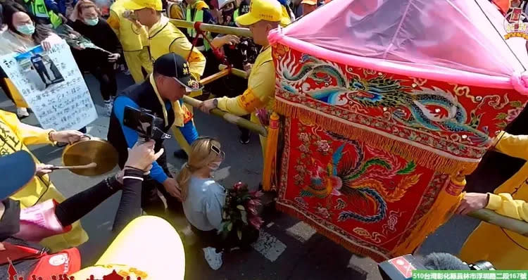 落水失蹤工人的姊姊，曾在白沙屯媽祖進香期間向媽祖祈求早日找到弟弟。翻攝白沙屯拱天宮臉書直播