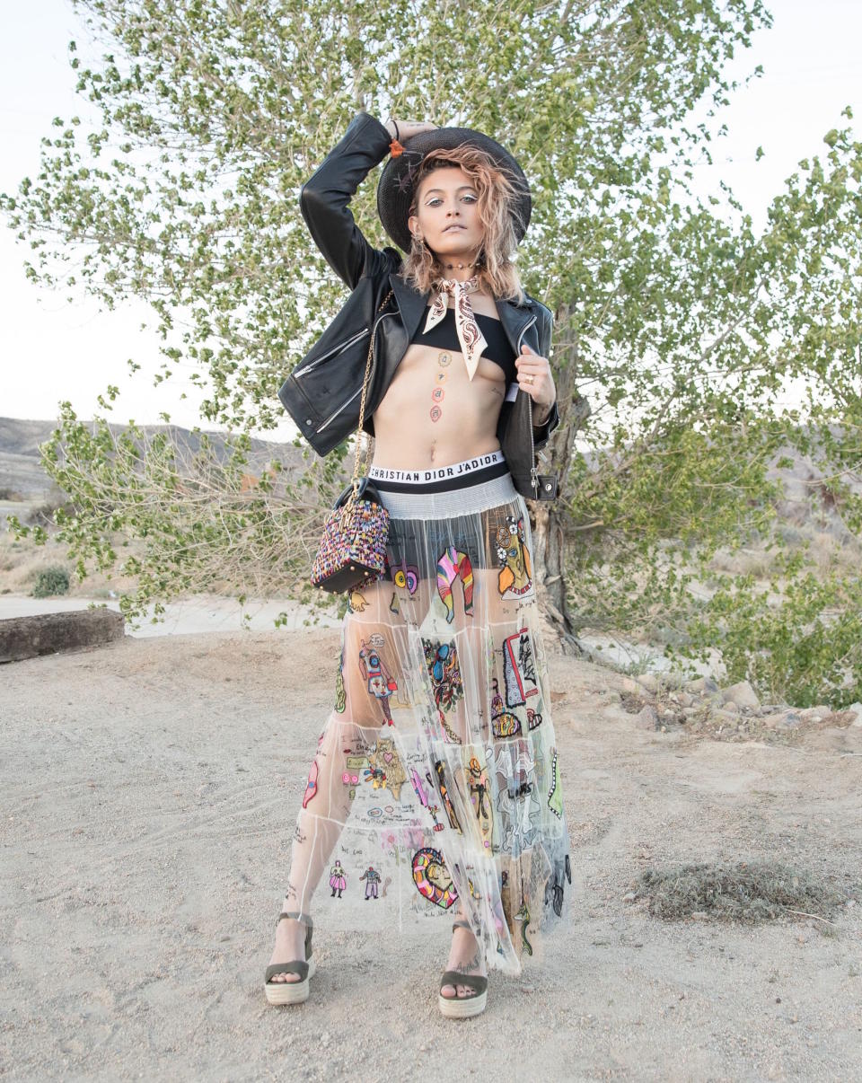 <p>Eigentlich wurde der Underboob-Look schon lange in die Billig-Ecke verbannt. Nicht ganz zurecht, wie der moderne Hippie-Style von Paris Jackson beweist. Mit rockiger Lederjacke und Flatterrock kombiniert, kann die Tochter des verstorbenen King of Pop sogar ein Schlauchtop in Mikrogröße tragen, ohne zu viel preiszugeben. (Bild: Rex Features) </p>