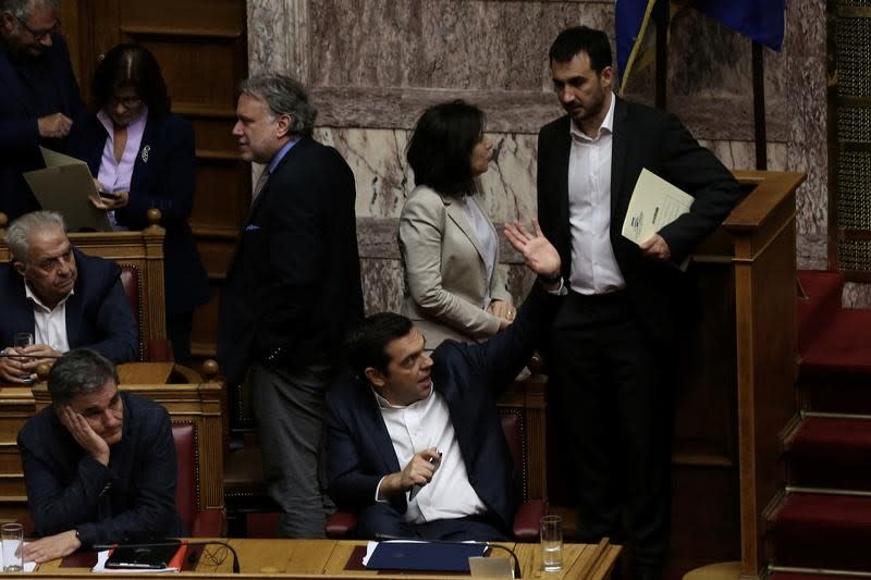 Les députés grecs ont adopté jeudi soir des réformes, une baisse des pensions de retraite et des hausses d'impôts réclamées par les créanciers internationaux d'Athènes pour conclure un examen de suivi des réformes prévues par le plan d'aide et pour obtenir le déblocage d'une nouvelle tranche. /Photo prise le 18 mai 2017/REUTERS/Alkis Konstantinidis