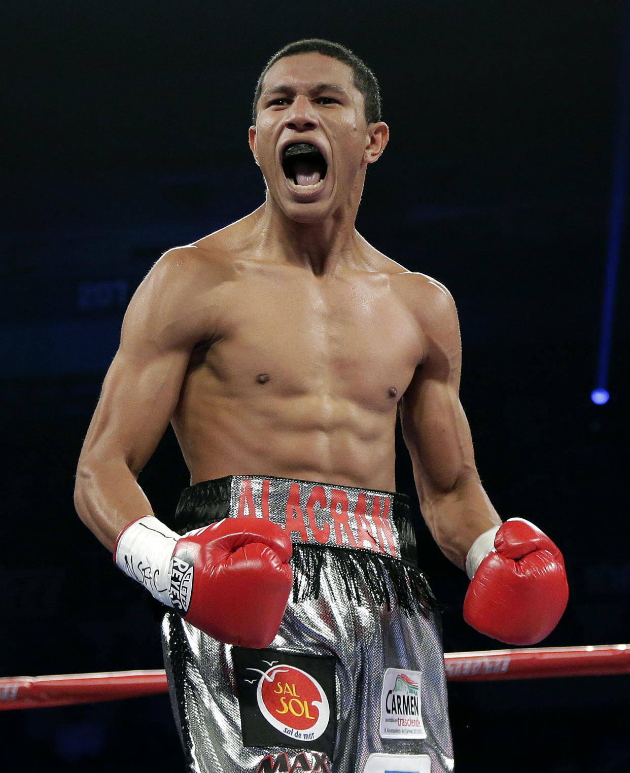 Miguel Berchelt, de Mérida, México, celebra su nocaut técnico en el primer asalto sobre Carlos Claudio durante un combate de boxeo de peso súper pluma, el sábado 30 de marzo de 2013 en Las Vegas. (Foto: AP/Julie Jacobson)