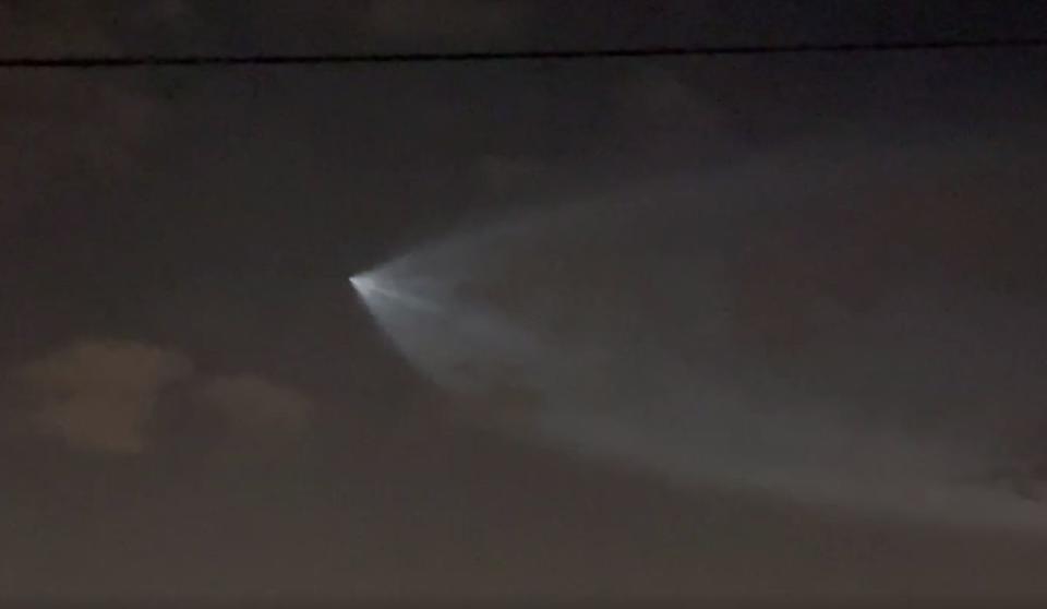 ▲網友在台南西港後營拍到不明飛行物的影像，有軍事專家認為是中共發射的CZ-7A運載火箭。（圖／翻攝自爆料公社臉書）