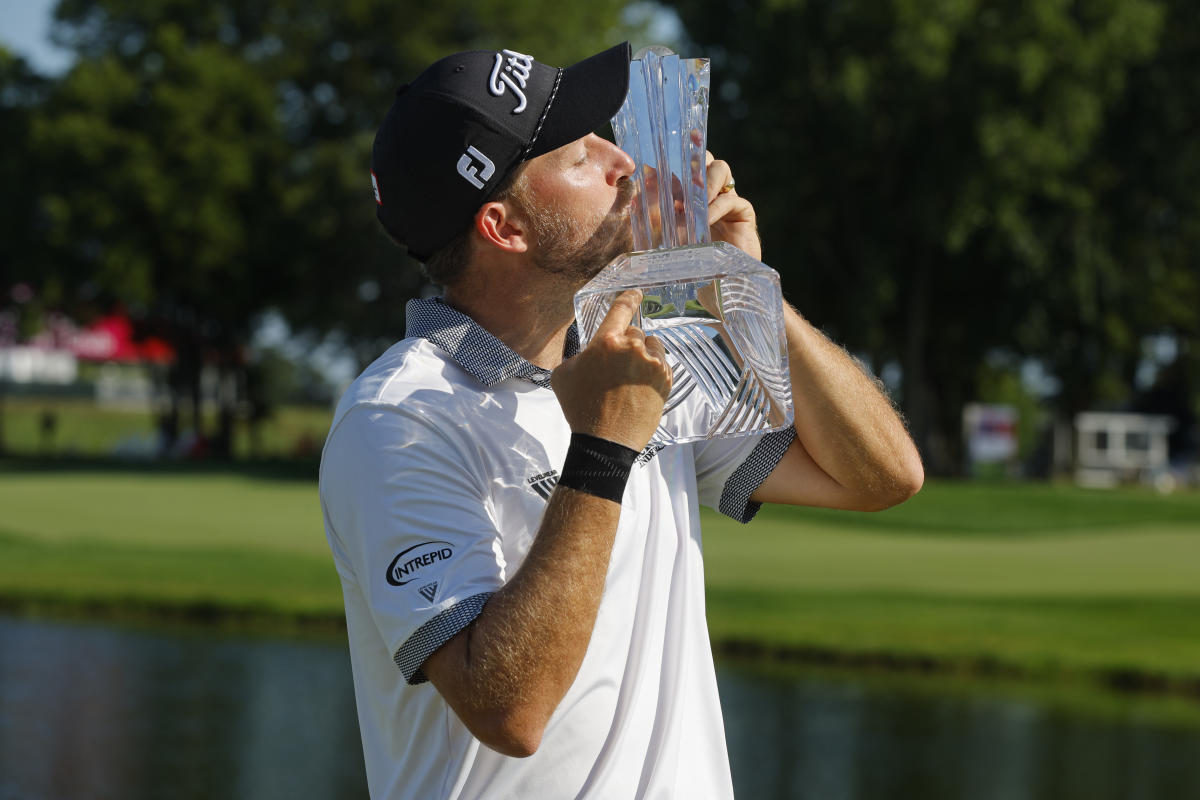 Lee Hodges gets his 1st PGA tour victory with a wiretowire win at the