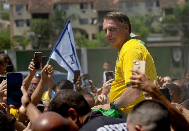 El expresidente brasileño Jair Bolsonaro es rodeado por sus simpatizantes en un evento en Río de Janeiro, el 16 de marzo de 2024