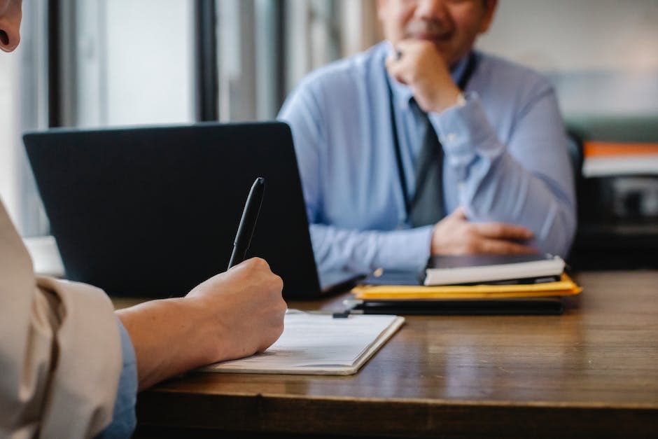 Mujer Llenando El Formulario De Solicitud De Empleo En La Oficina Con El Jefe