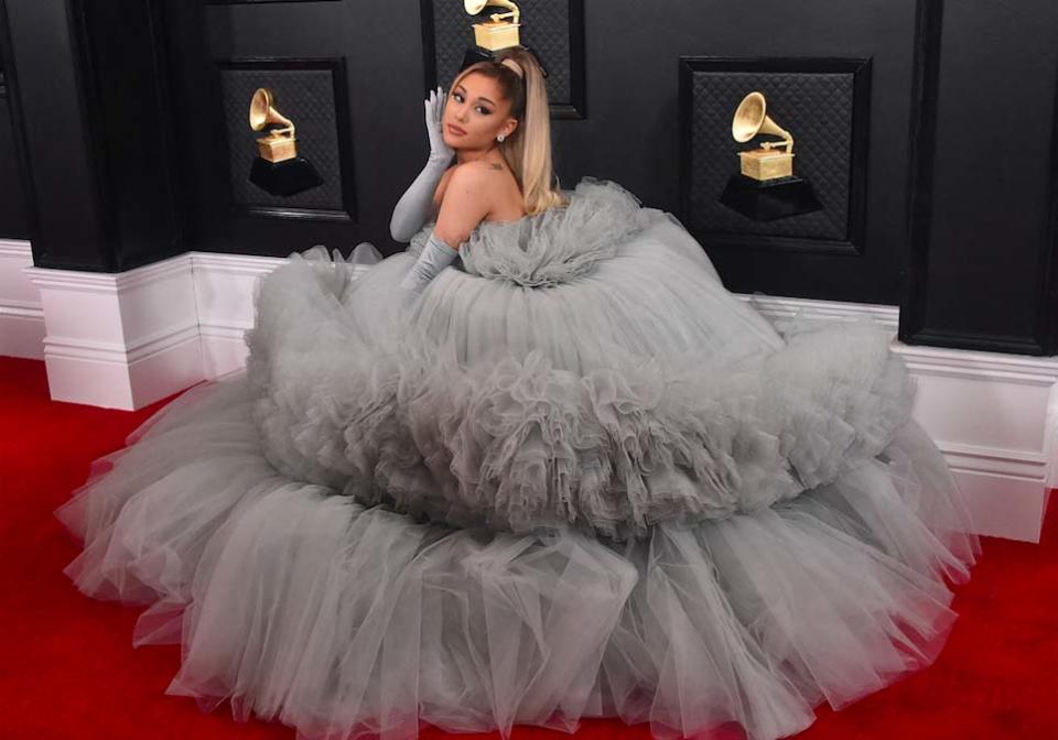 C’était l’évènement musical incontournable de ce début d’année. Dimanche 26 janvier, de nombreuses personnalités se sont retrouvées au Staples Center de Los Angeles pour assister à la 62e cérémonie des Grammy Awards. La soirée qui récompense les artistes qui se sont illustrés au cours des douze derniers mois. Et cette année encore, les stars étaient au rendez-vous sur le tapis rouge. Ariana Grande a fait sensation dans une robe vaporeuse en tulle, Dua Lipa a préféré la sobriété avec une robe nude en satin tandis que Camila Cabello misait sur l’élégance du noir. Les trois artistes étaient suivies de près par le mannequin Heidi Klum, venu accompagnée de son époux Tom Kaulitz, des frères Jonas Brothers et de leurs compagnes respectives (Sophie Turner, Priyanka Chopra et Danielle Jonas) mais aussi de Lana Del Rey, Chris Brown, Shawn Mendes, Gwen Stefani ou encore Usher. Tous se sont volontiers prêtés au jeu des photographes avant d’assister à la cérémonie.Le sacre de Billie EilishTous les yeux étaient rivés sur elle hier soir. A seulement dix-huit ans, Billie Eilish s’est imposée sur la scène musicale en raflant le prix de l’enregistrement de l’année pour son titre « Bad Guy » et celui de l’album de l’année avec « When We Fall Asleep, Where Do We Go ? ». Egalement sacrée Révélation de l’année et Chanson de l’année durant la soirée, la jeune femme s’est imposée dans les quatre catégories majeures des Grammy Awards, devenant ainsi la plus jeune star à effectuer un tel exploit lors de l’événement. Découvrez toutes les photos de la soirée.