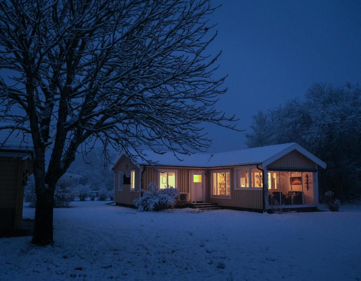 Short winter days can influence your brain chemistry. <a href="https://www.gettyimages.com/detail/photo/holiday-cottage-in-the-dark-in-winter-royalty-free-image/1443007227" rel="nofollow noopener" target="_blank" data-ylk="slk:Schon/Moment via Getty Images;elm:context_link;itc:0;sec:content-canvas" class="link ">Schon/Moment via Getty Images</a>