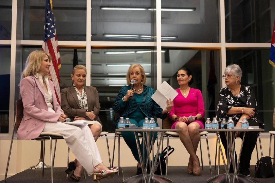 Liliam M. López, Eneida Roldán, Aida Levitan, Ana Veiga Milton y Uva de Aragón, integraron el panel sobre el libro “Cuban American Women: Making History” el 25 de enero en la Otto G. Richter Library de la Universidad de Miami, Coral Gables.