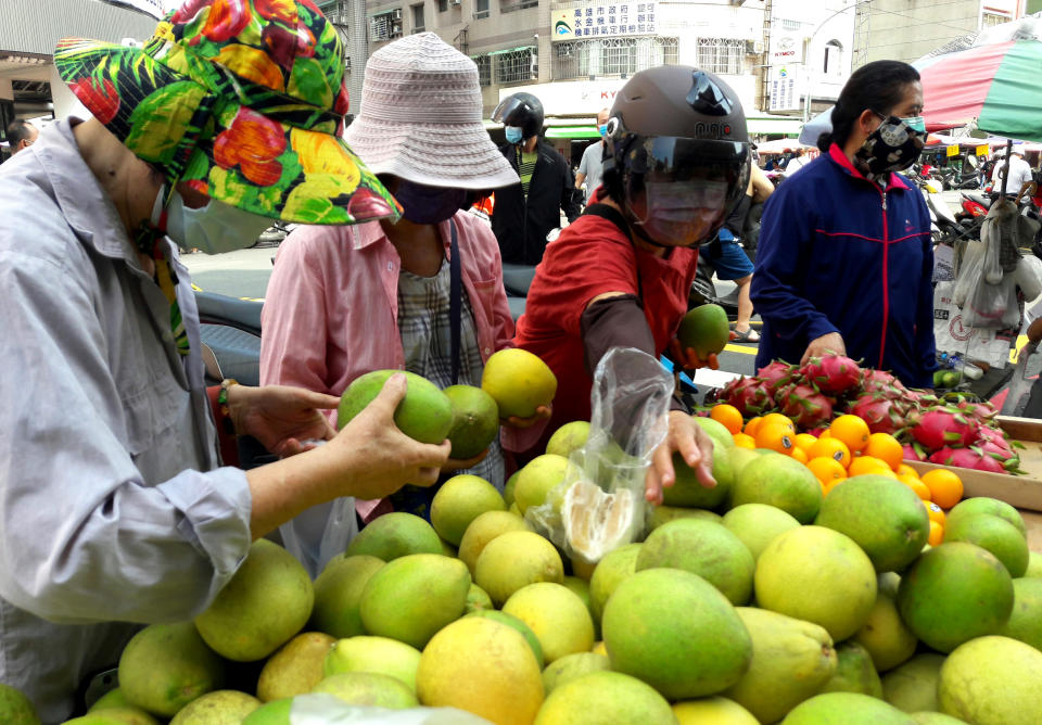 中秋節將至，不少網友會買柚子分送給親朋好友。（示意圖／Getty Images）