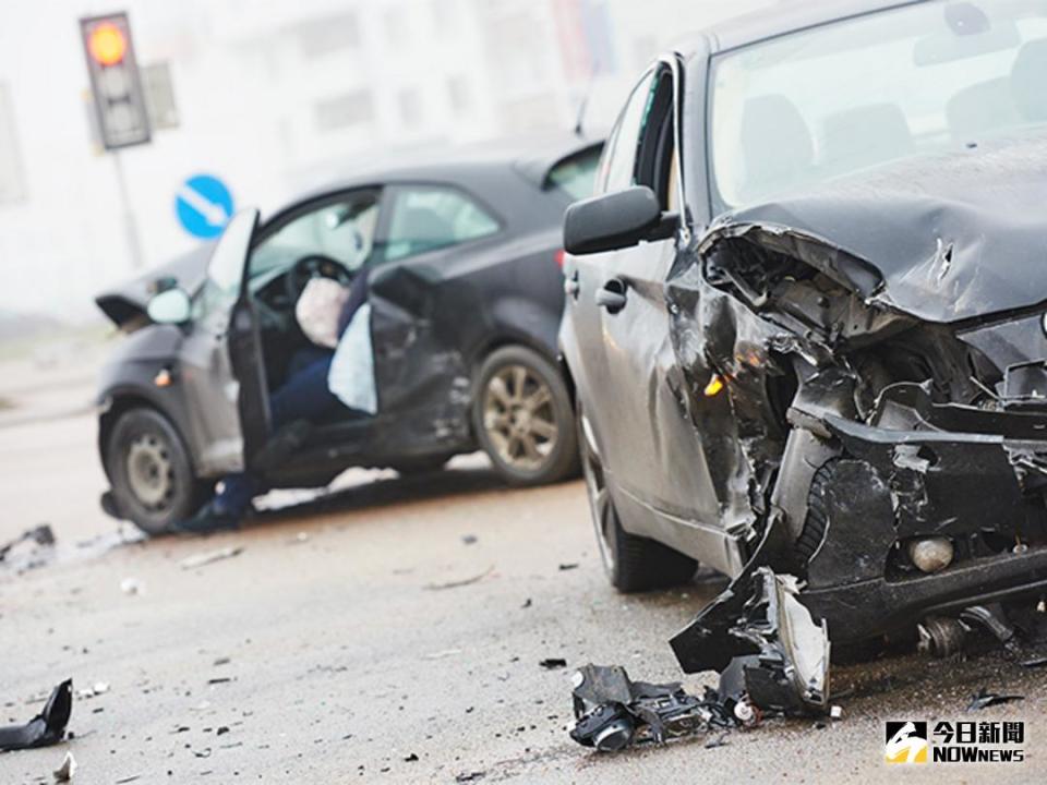 ▲雲林一名程姓男子酒後開車撞死19歲的林姓女騎士，6日下午在死者家屬的同意下赴靈堂上香致歉。（示意圖／NOWnews）