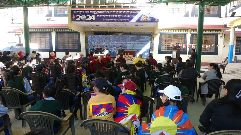 德里流亡藏人集會  紀念西藏抗暴65週年 西藏抗暴65週年紀念日，德里藏人安置區舉辦集會， 緬懷在中國政府的鎮壓下喪生的藏人，同時呼籲國際 社會支持西藏爭取自由。 中央社記者林行健德里攝  113年3月10日 
