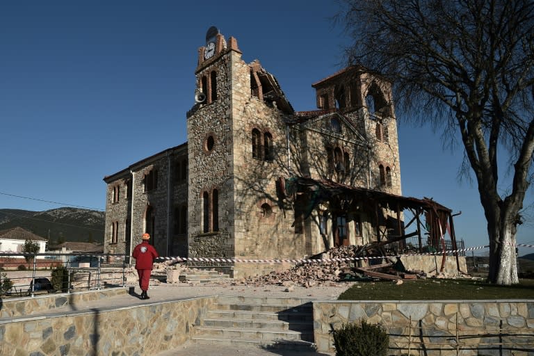 Une église endommagée après un séisme de 6,3, le 3 mars 2021 à Tyrnavos, dans le centre de la Grèce (AFP - Sakis MITROLIDIS)