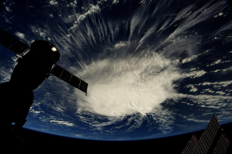 <p>So sieht Hurrikan „Florence“ aus dem All aus: Der ISS-Astronaut Ricky Arnold hat die riesigen Ausmaße des tropischen Wirbelsturms, der sich über dem Atlantik zusammengebraut hat, von der Raumstation aus festgehalten. Es wird erwartet, dass Florence in den kommenden Tagen als einer der schwersten Stürme der vergangenen Jahre die Ostküste der USA treffen wird. (Bild: @astro_ricky/NASA/Handout via Reuters) </p>