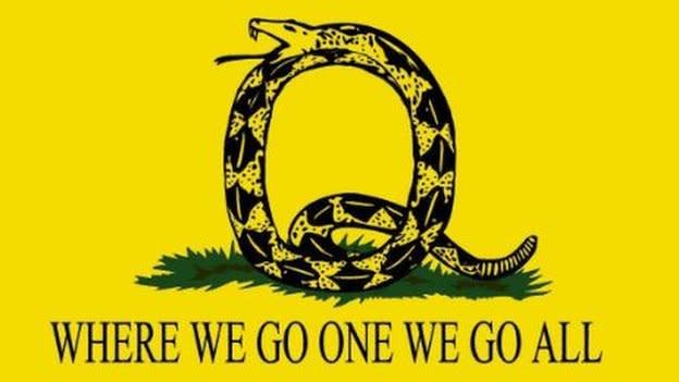 Un afiche de QAnon