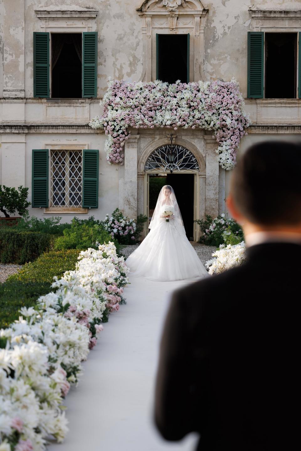 Karena Wu Qianyu and Shi Boxiong, the third generation of billionaires, held a makeup wedding in Italy