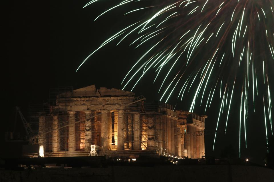 Fireworks explode over the temple of the Parthenon atop the Acropolis hill during New Year's Day celebrations in Athens January 1, 2014. REUTERS/Yorgos Karahalis (GREECE - Tags: SOCIETY)