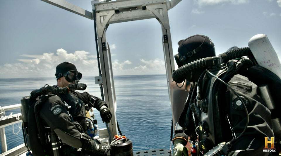 <strong>節目組請兩位潛水員深入百慕達三角洲。（圖／杰德影音提供）</strong>