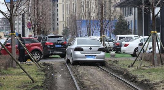 這些車主把車停在鐵道上。（圖／翻攝自哈爾濱公安）