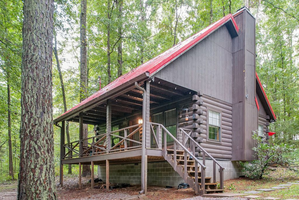 Cozy Red Roof Cabin