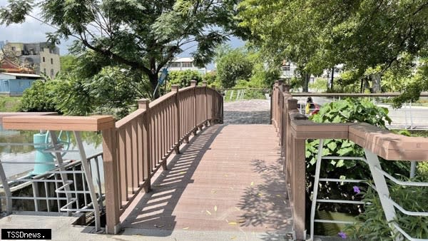 鹽水水岸生態親水公園建置工程串連景點縫合成為連續公園綠帶，榮獲最佳規劃設計類優質獎。（記者李嘉祥攝）