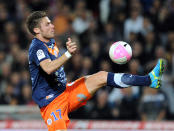 <b>Le dauphin montpelliérain</b> <p>Le club de Loulou Nicollin reçoit le Stade Malherbe de Caen dimanche à 21h. Montpellier qui reste sur quatre victoires consécutives à domicile pourra s’appuyer sur les retours du meilleur buteur du championnat, Olivier Giroud (photo) et du maître à jouer Younès Belhanda pour faire sauter le verrou caennais.</p>