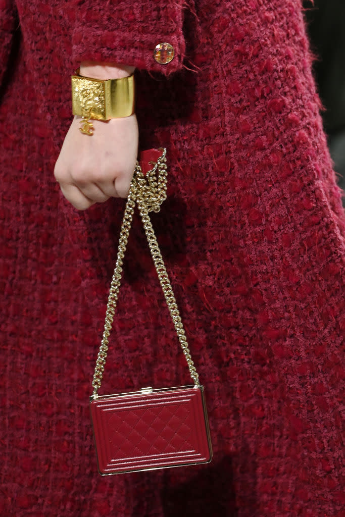 Chanel 2022工藝坊系列延續復古潮流！寶石配飾手袋、珍珠小圓球鏈條包成亮點