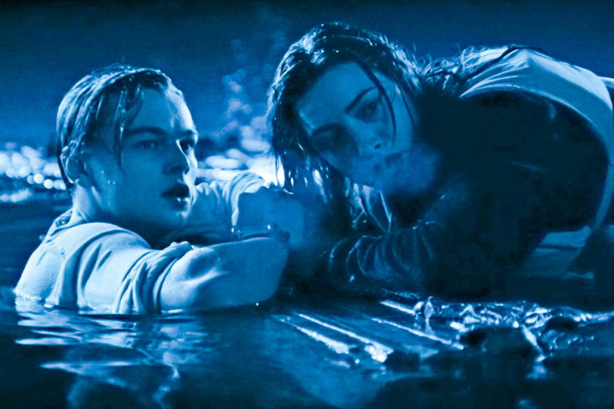 Extrait du film Titanic lorsque Jack Dawson (Leonardo DiCaprio) laisse Rose DeWitt Bukater (Kate Winslet) monter sur la porte après le naufrage du navire.  - Credit:Landmark/Starface/Cover Images