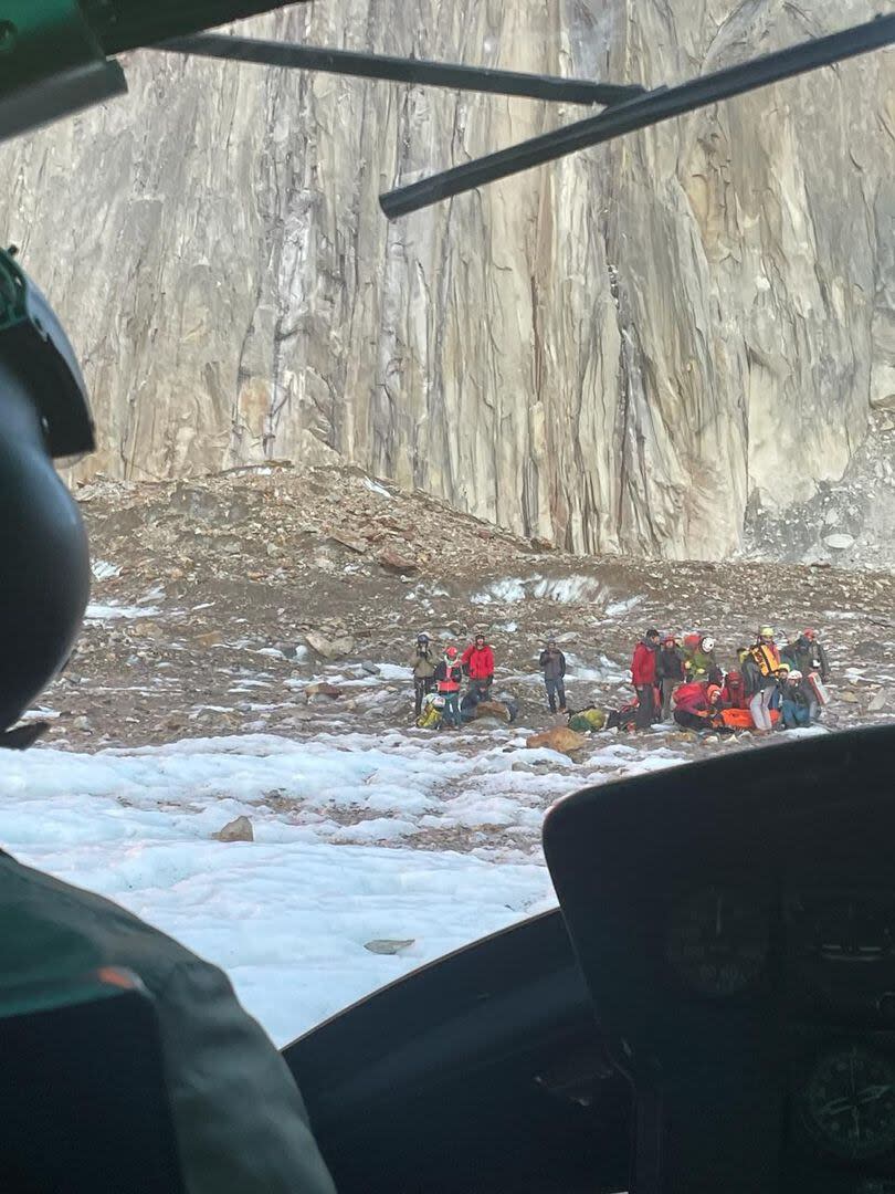 Con un helicóptero militar, que aterrizó en un área del glaciar Torre, se pudo rescatar a un montañista extranjero