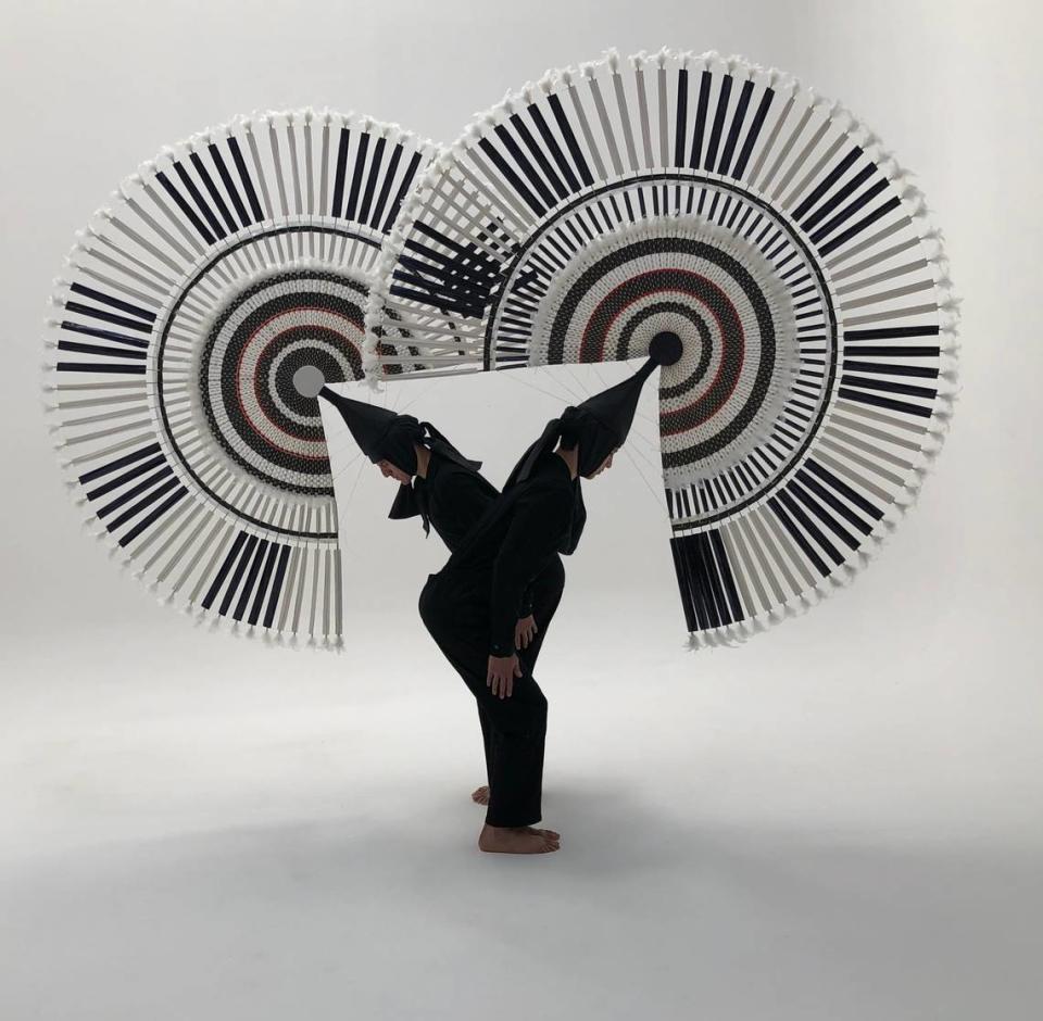 ‘Reverencia’, 2019, de Tania Candiani, (México). Video, coreografía, Penachos: Maestro Marcos Anderete, bailarines: Francisco Rojas y Carlos Coronel.