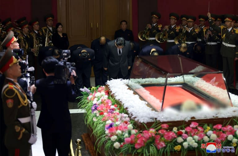 El líder norcoreano Kim Jong Un (centro) hace una reverencia ante el féretro del ex jefe de propaganda del régimen, Kim Ki Nam, en una funeraria de Pyongyang el 8 de mayo de 2024, en una imagen difundida por la agencia de prensa oficial KCNA (Str)
