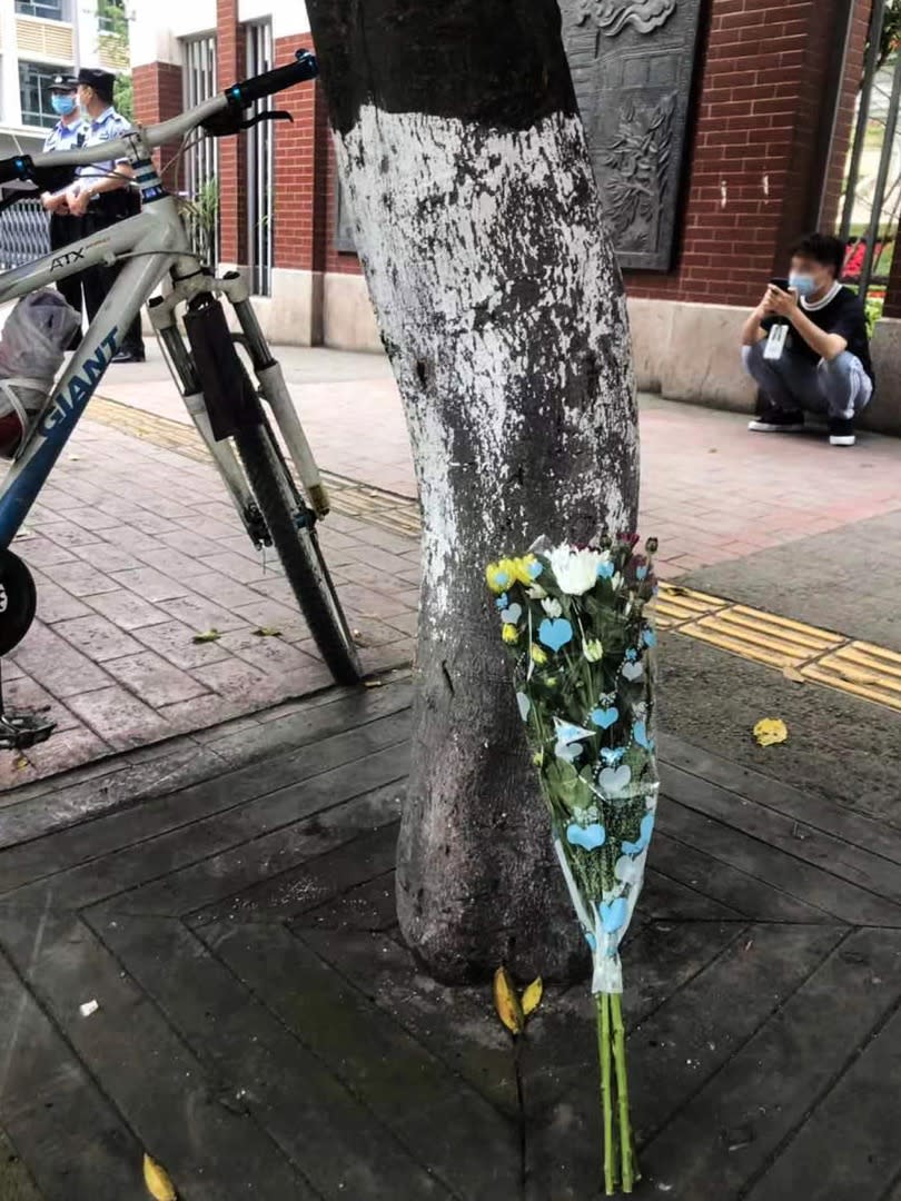 2021年5月11日，成都49中學生林唯麒墮樓身亡，有民眾到場悼念，與警員一番爭執後，才被允許把一束鮮花放在學校門口的樹旁。