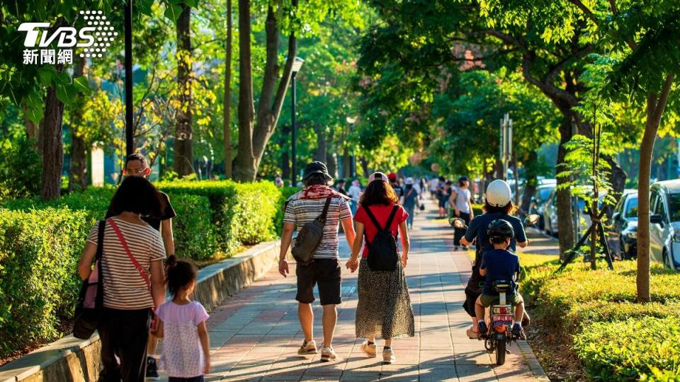 網友好奇「會把包包放在公眾場所的地上嗎？」（示意圖／shutterstock達志影像）