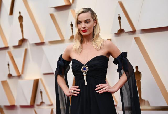 Margot Robbie Had a Major '90s Moment With Her Vintage Gown at the Oscars