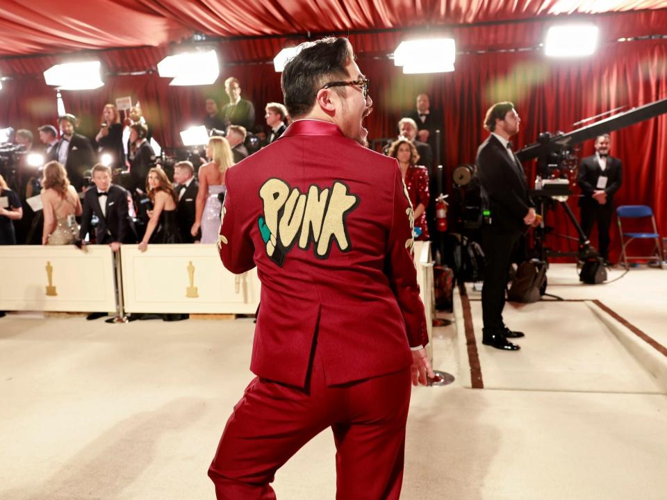 Daniel Kwan shows off the back of his jacket at the 2023 Oscars.