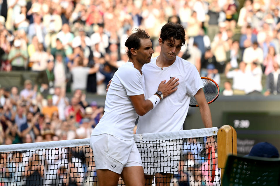 Rafael Nadal (foto a sinistra) abbraccia Taylor Fritz (foto a destra) a rete dopo le classiche di Wimbledon.