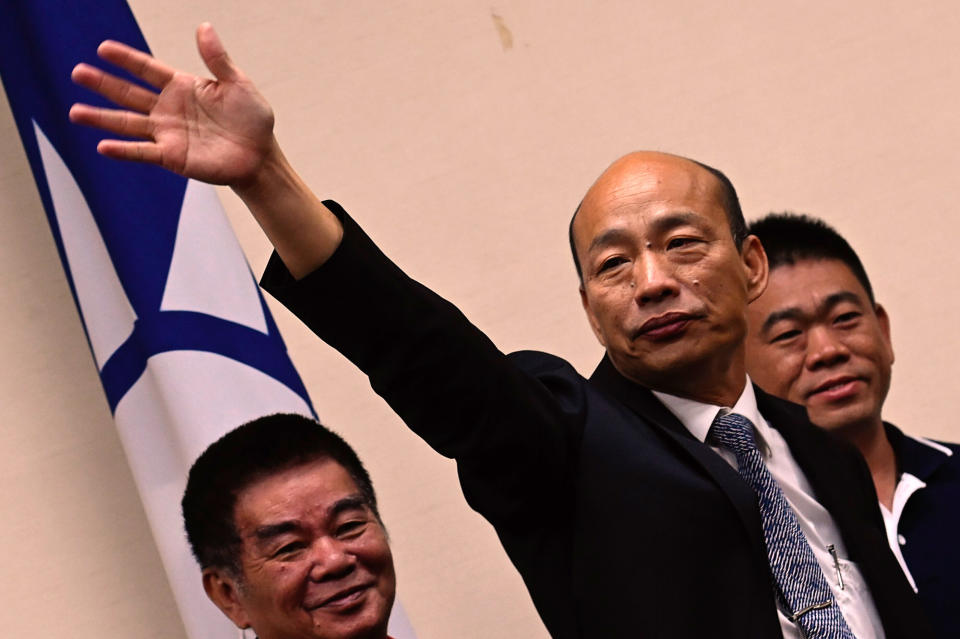 Kaohsiung Mayor Han Guo-Yu (C) waves to the press after meeting with Chairman of Taiwans main opposition Kuomintang (KMT) Wu Den-yih in Taipei in April 30, 2019. (Photo by Sam YEH / AFP)        (Photo credit should read SAM YEH/AFP/Getty Images)