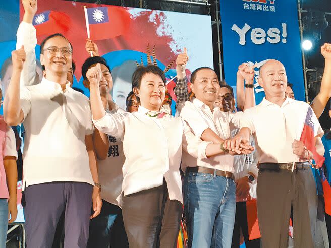 距離2024總統大選剩不到90天，國民黨總統參選人侯友宜（右二）20日晚間到台中舉辦「來台中，挺友宜」誓師大會，與台中市長盧秀燕（左二）、前高雄市長韓國瑜（右一）合體。（潘虹恩攝）