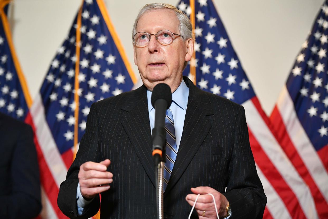 El rival de Mitch McConnell en la carrera por el Senado de Estados Unidos lo ha acusado de negarse a participar en debates moderados por mujeres. (AFP via Getty Images)