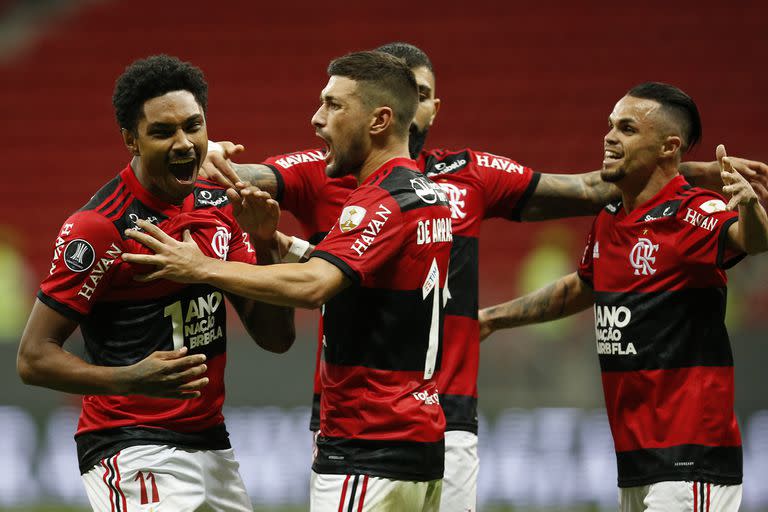 Vitinho (11) ingresó en el swgundo tiempo y con dos estocadas selló la goleada 4-1 de Flamengo sobre Defensa y Justicia; De Arrascaeta, Gabigol y Michael, se unen al festejo del artillero