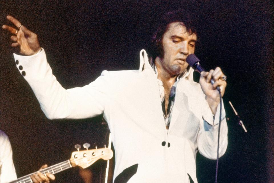 UNSPECIFIED - JANUARY 01: Photo of Elvis PRESLEY; Elvis Presley performing live onstage c.1972/1973/1974 (Photo by RB/Redferns)