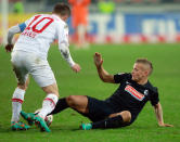 Wie in dieser Szene blieb Daniel Baier gegen Freiburgs starken Jonathan Schmid in den Zweikämpfen oft nur zweiter Sieger. Dennoch holte der FCA beim 1:1 zumindest einen Punkt, der ihnen in der Tabelle jedoch kaum weiterhilft.