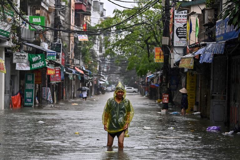 Los residentes de Hanoi atravesaron aguas que les llegaban hasta la cintura el 11 de septiembre cuando los niveles de los ríos alcanzaron su nivel más alto en 20 años y el número de víctimas del tifón más fuerte en décadas superó las 170 personas, y las naciones vecinas también sufrieron inundaciones y deslizamientos de tierra mortales