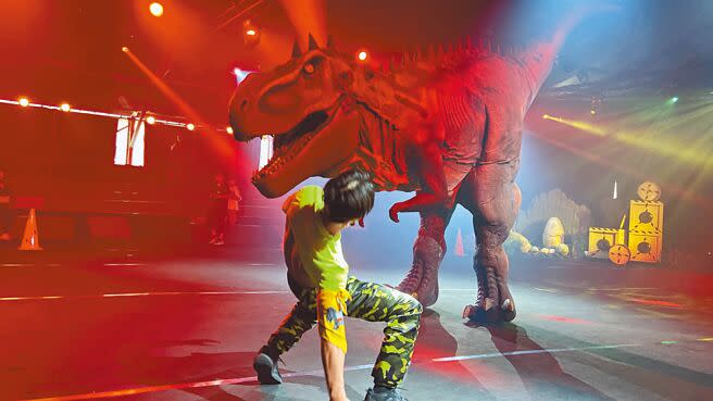 今年童玩節開幕秀「超時空、虎燄戰警」，有火舞秀和擬真科技恐龍「親子探索劇場」等節目。（吳佩蓉攝）