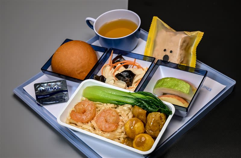 搭乘歐美航線經濟艙旅客也可以品嚐頤宮設計咖哩蝦仁魚蛋撈麵，與米其林三星餐廳零距離。（圖／華航提供）