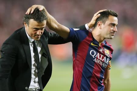 Football - Athletic Bilbao v FC Barcelona - Spanish King's Cup Final - Nou Camp - Barcelona, Spain - 30/5/15 Barcelona's Xavi and coach Luis Enrique celebrate winning the Spanish King's Cup Final Reuters / Albert Gea